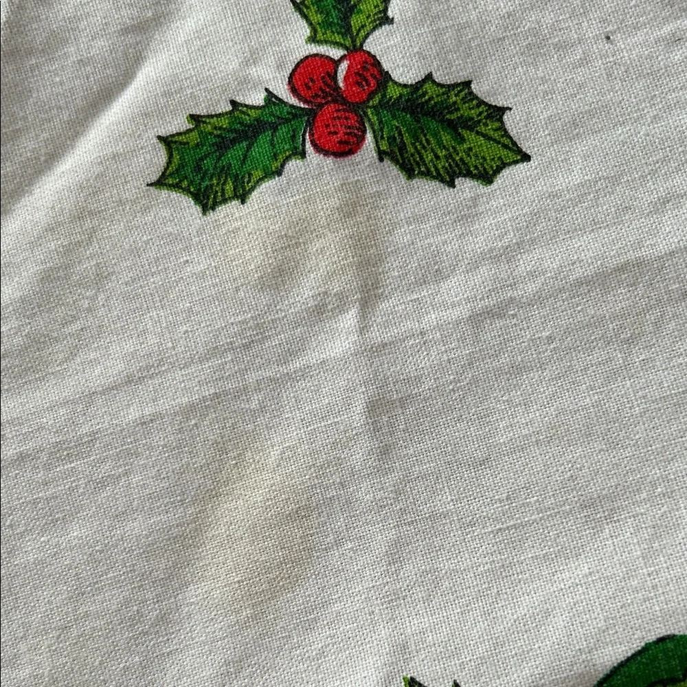 Christmas Holiday circular cotton Tablecloth with Red and Green berry  Design